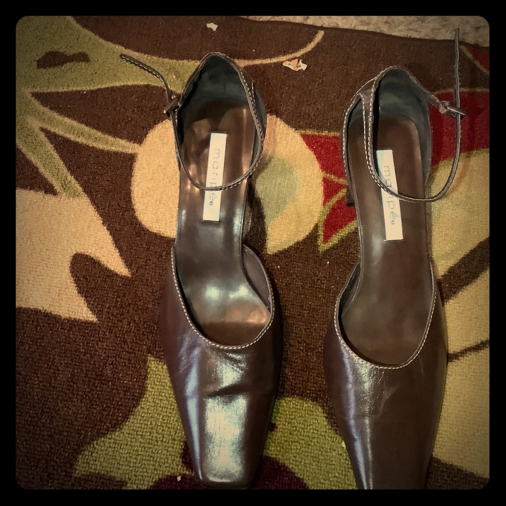 Vintage, powerful, professional, brown vinyl pumps